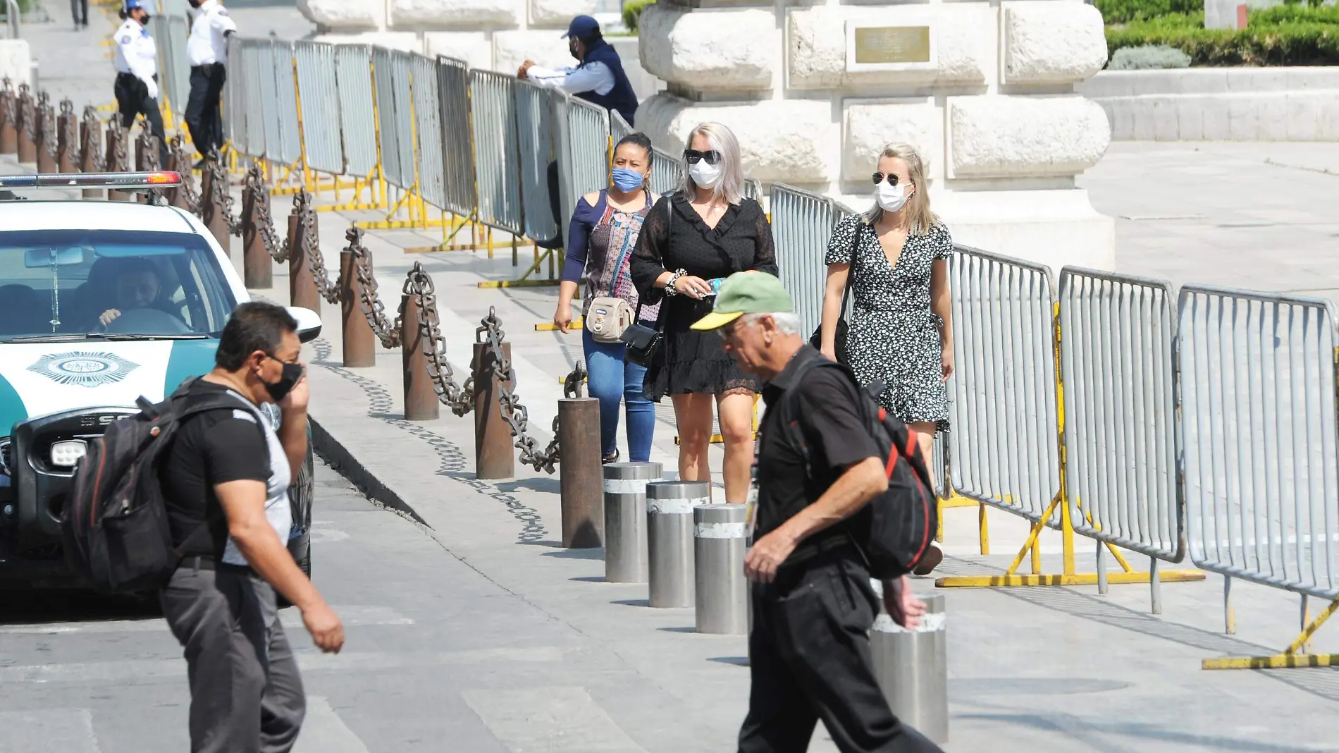 TURISTAS. AV. JUAREZ (1)